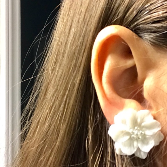 NEW!๐๐BIG BEAUTIFUL WHITE FLOWER ๐บEARRINGS!๐๐ - Picture 7 of 8